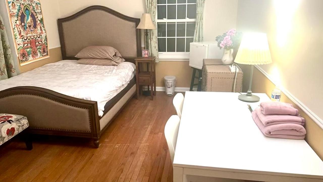 B4 A Private In Downtown With Desk And Wi-fi Near Everything Homestay