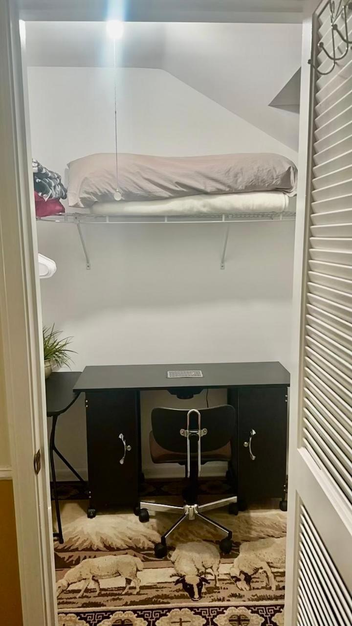 Homestay B4 A Private In Downtown With Desk And Wi-fi Near Everything